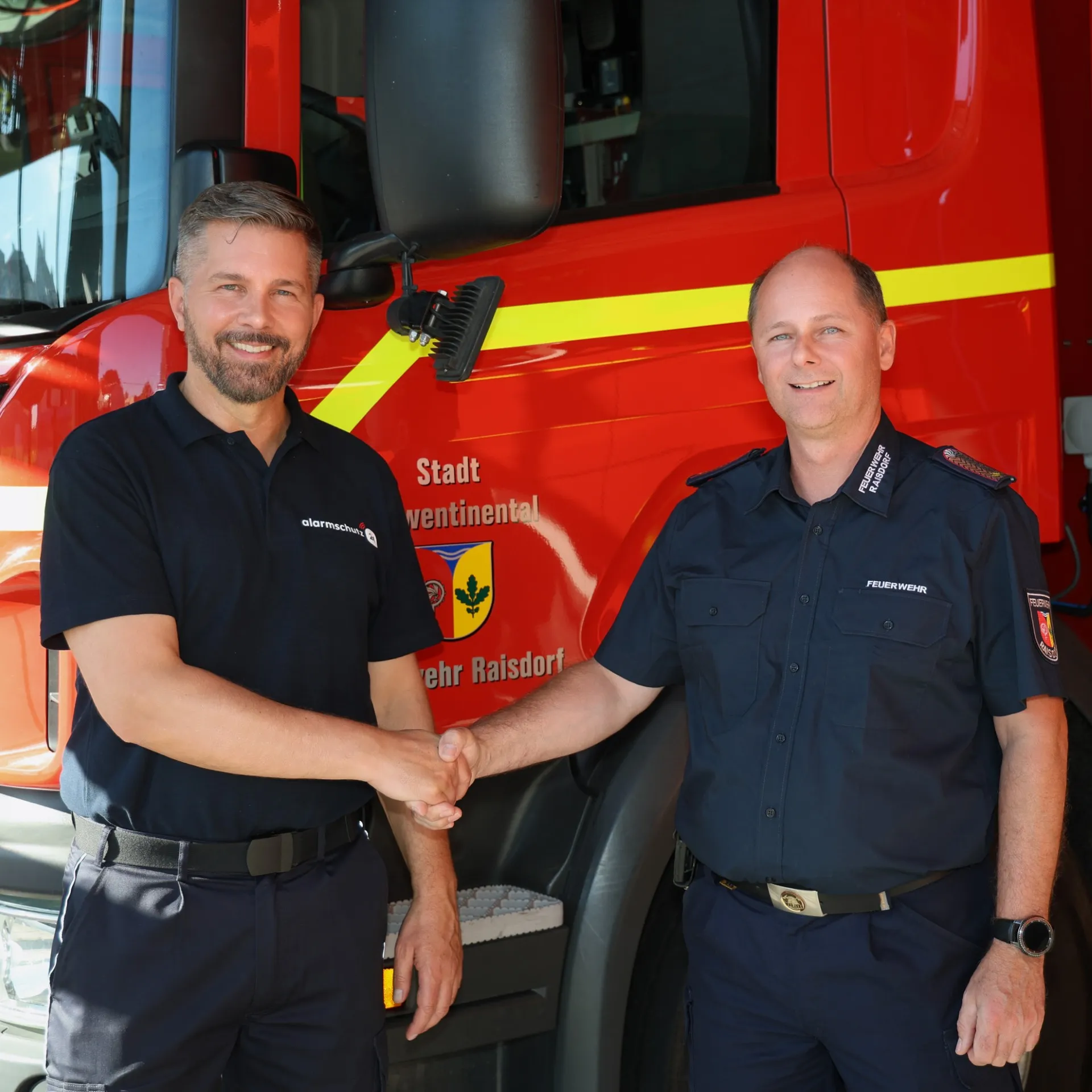 Geschäftsführer von Alarmschutz24 im Gespräch mit der Feuerwehr Raisdorf