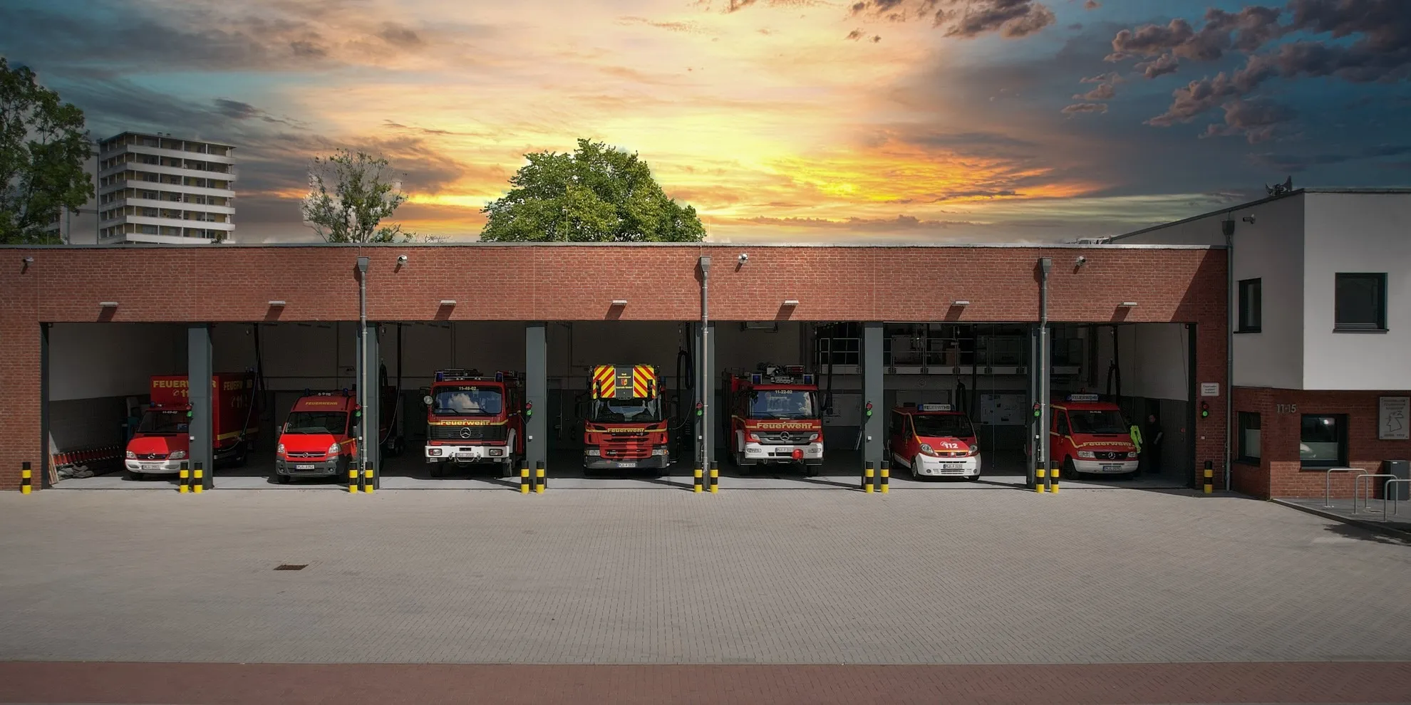 Feuerwehrhaus mit Fahrzeugflotte in den Hallen