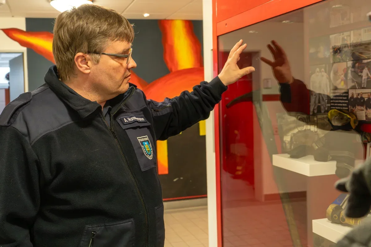 Vitrine mit beim Feuerwehrhausbrand 2021 in Oldenburg verbrannten Gegenständen