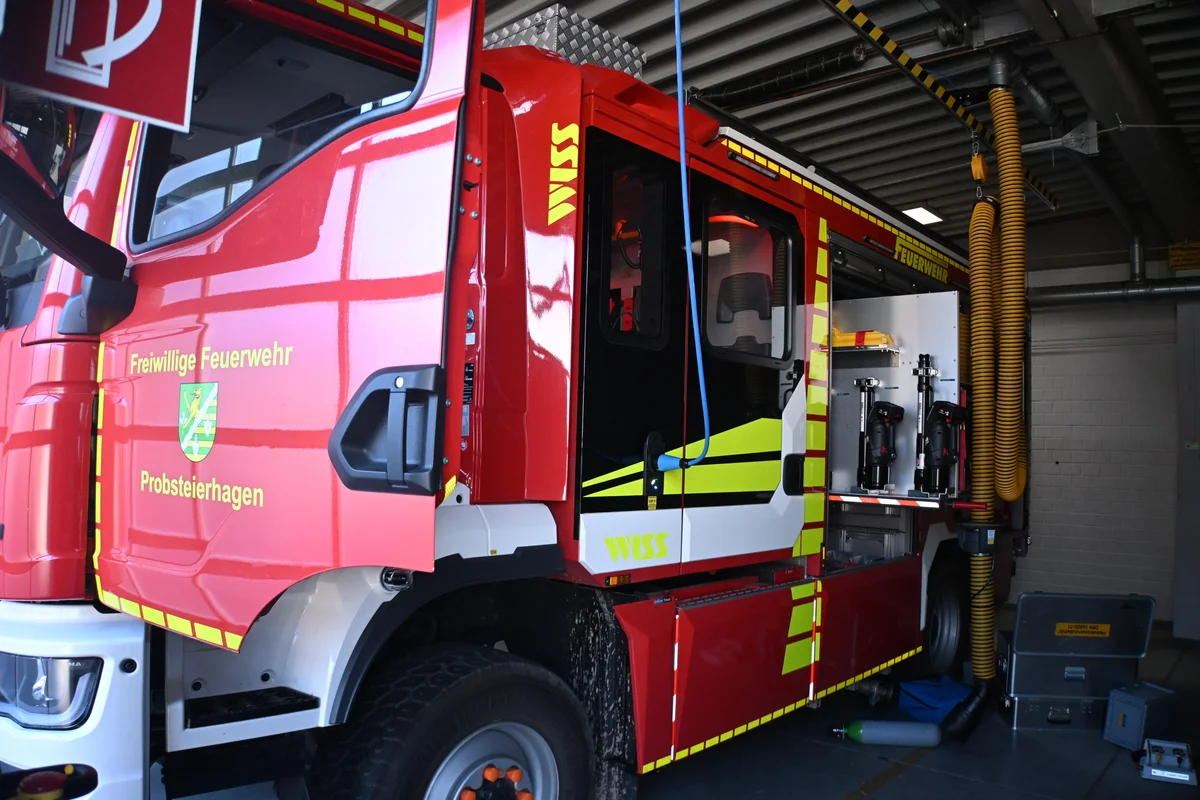 Feuerwehrfahrzeug mit der Beschriftung Probsteierhagen und geöffneten Gerätefächern
