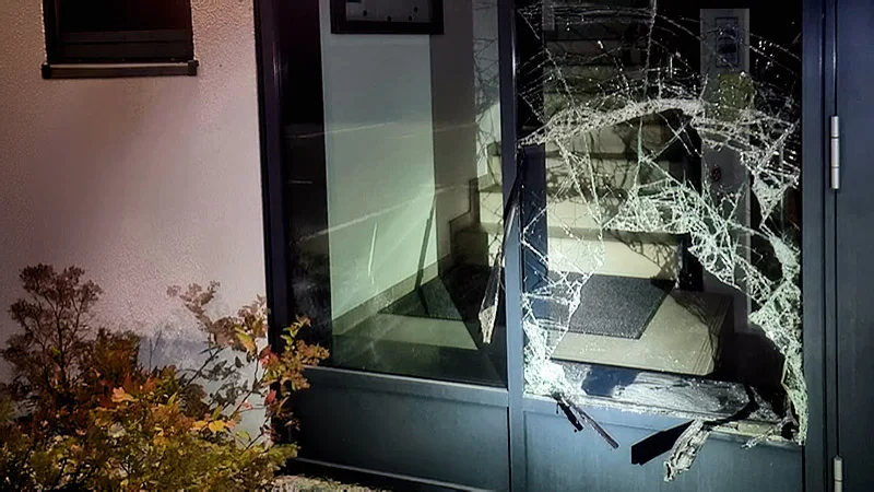 Zerstörte Glasscheibe am Eingang des Feuerwehrhauses Schlüsselfeld