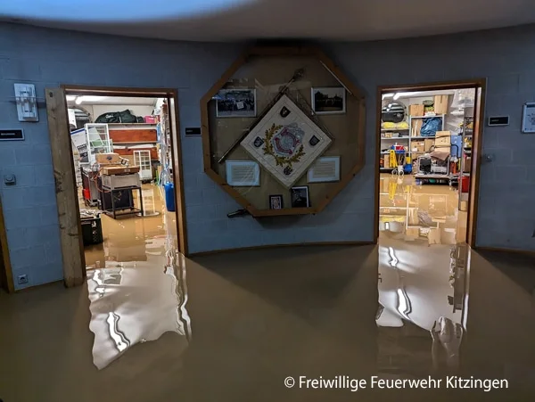 Braunes Hochwasser steht im Feuerwehrhaus Kitzingen und in angrenzenden Materialräumen.